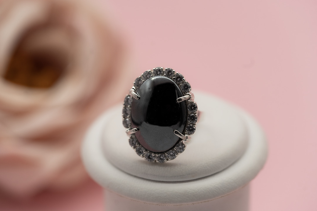 Серебряное кольцо с гематитом и фианитами
