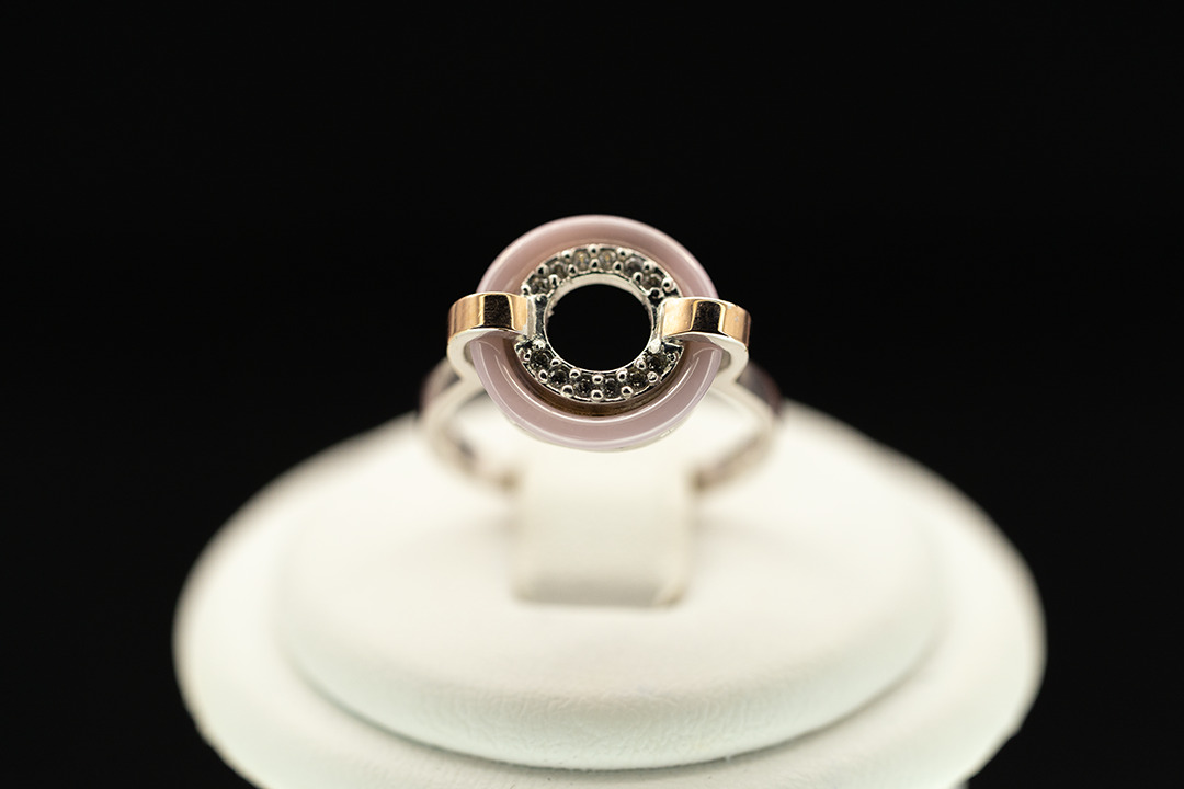 Серебряное кольцо с золотом, керамикой и фианитами