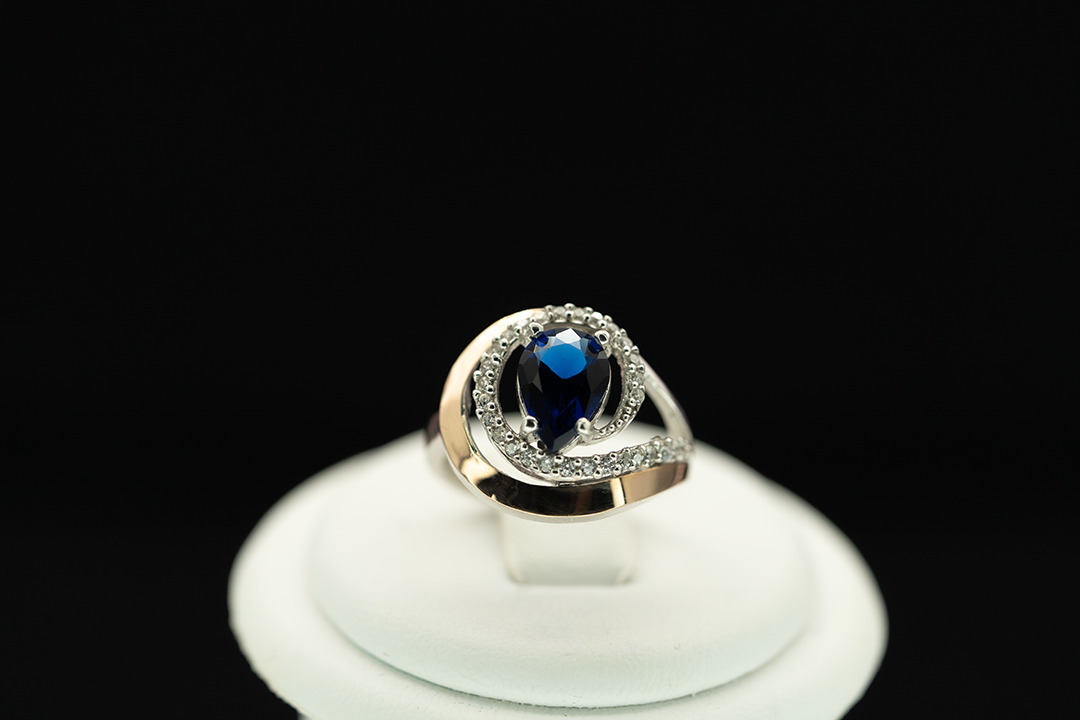 Серебряное кольцо с золотом, сапфиром, бриллианитом и фианитами