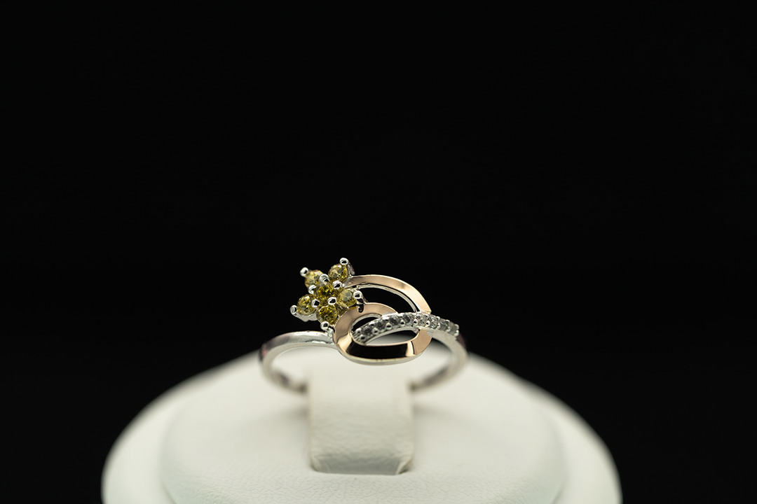 Серебряное кольцо с золотом, лимонными  топазами и фианитами
