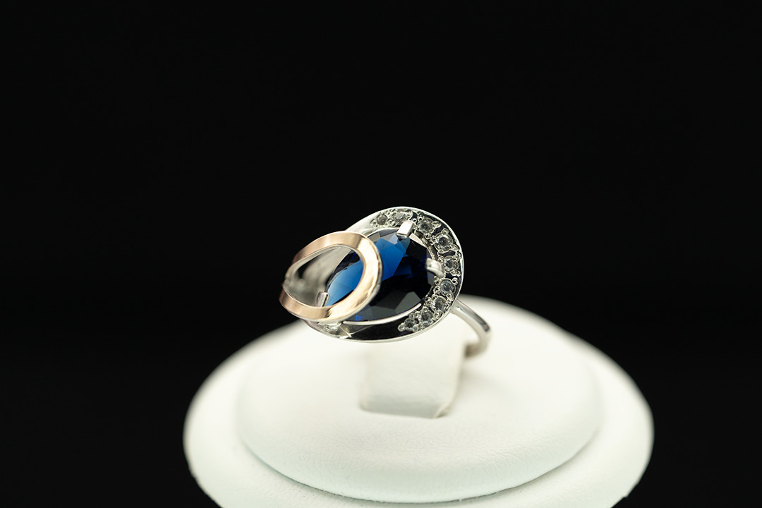 Серебряное кольцо с золотом, сапфиром и фианитами