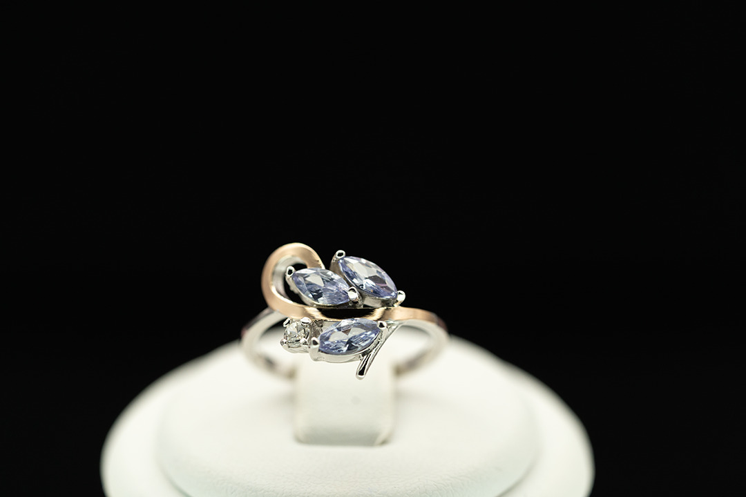 Серебряное кольцо с золотом, лавандовым бриллианитом и фианитами