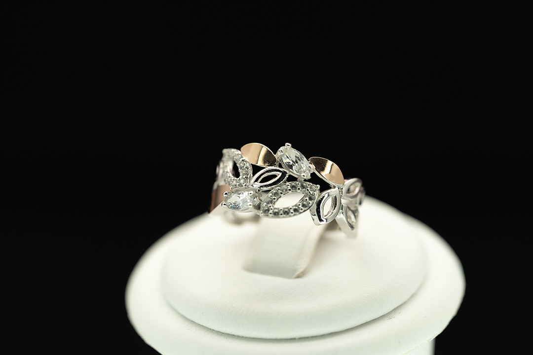 Серебряное кольцо с золотом, бриллианитами и фианитами
