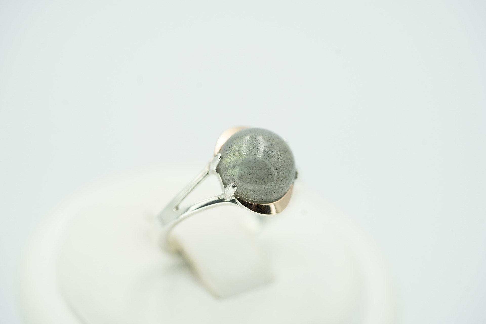 Серебряное кольцо с золотом и лабрадоритом
