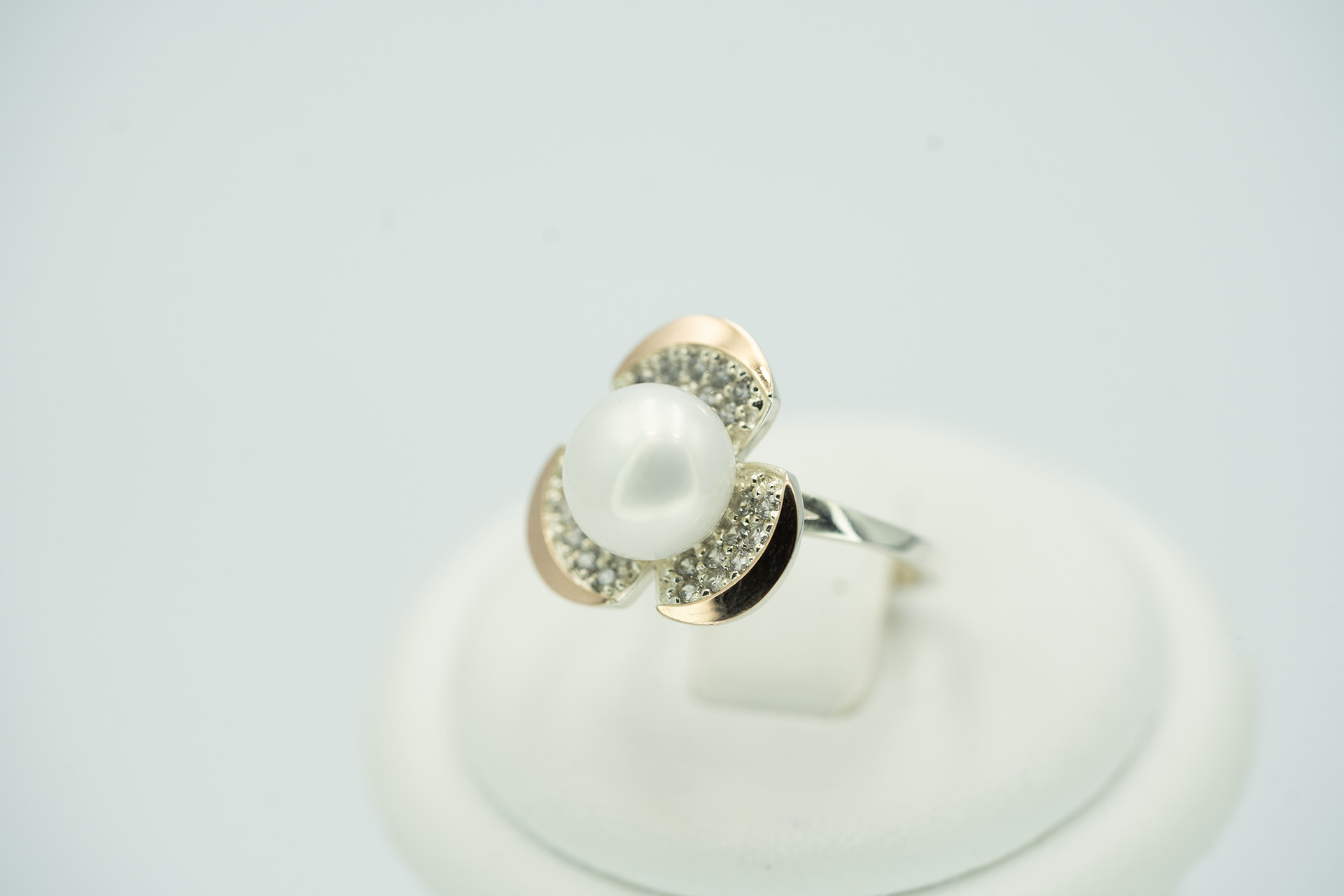 Серебряное кольцо с золотом, жемчугом и фианитами