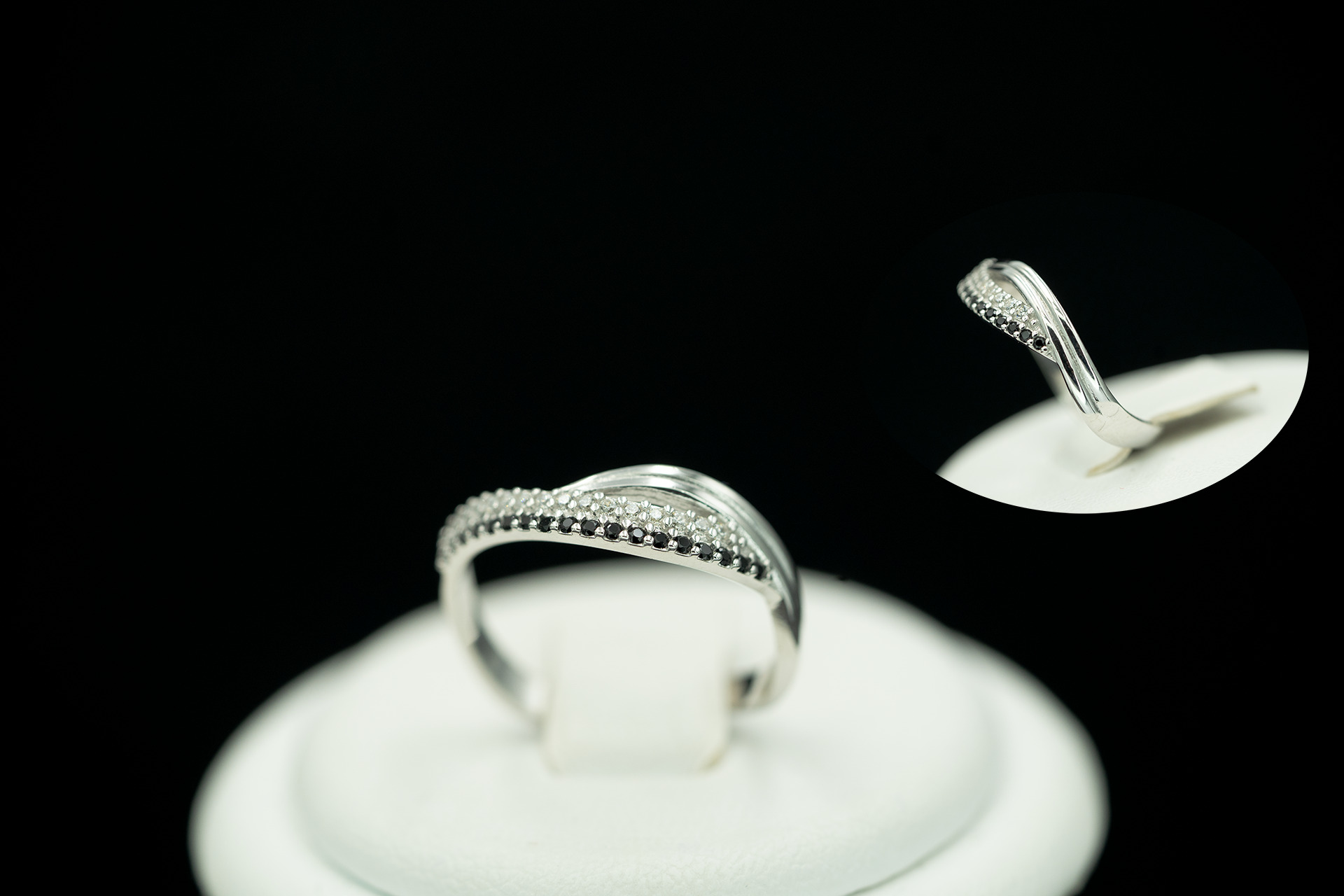 Серебряное кольцо с черными бриллианитами и фианитами