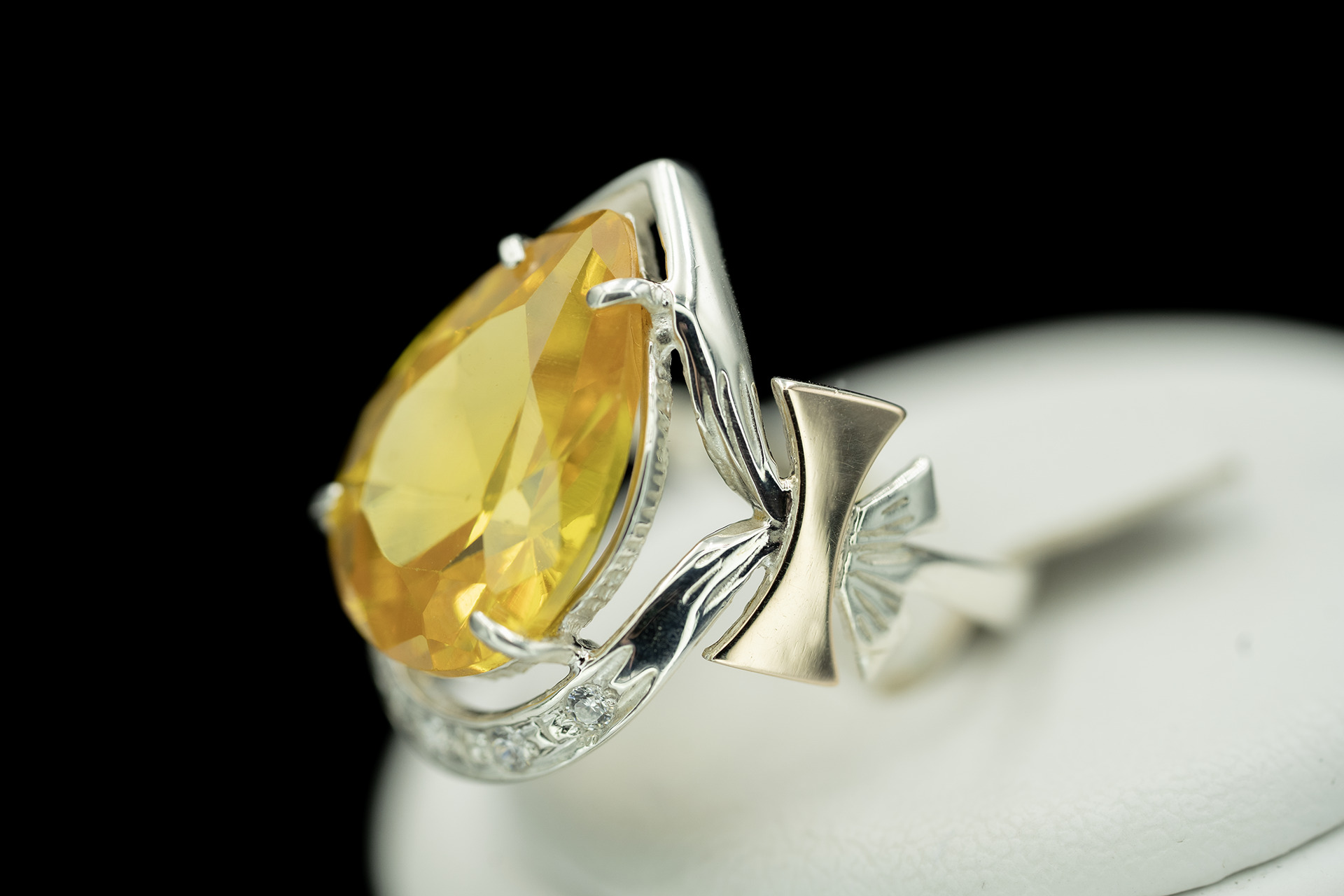 Серебряное кольцо с золотом, цитрином и фианитами