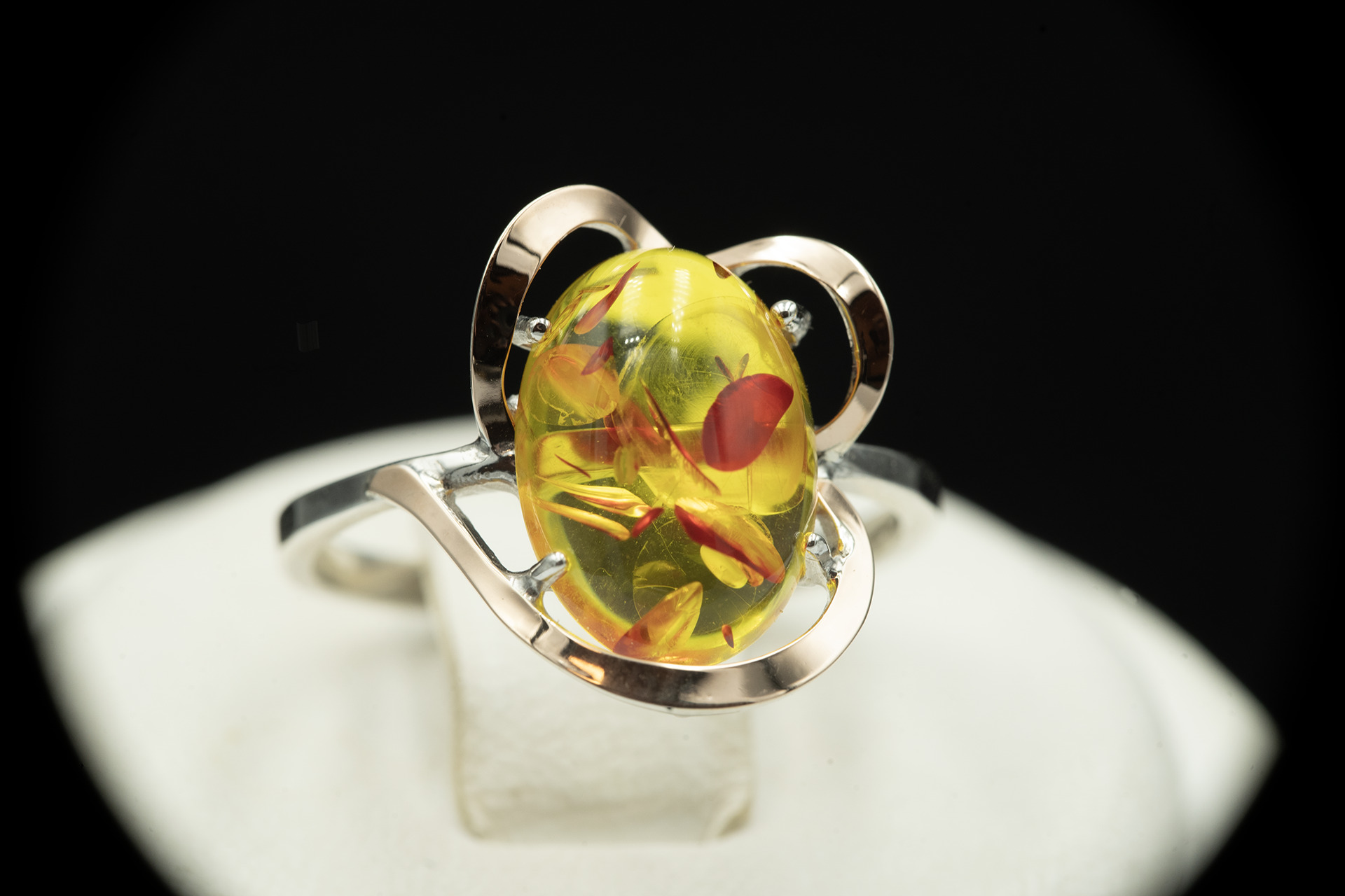Серебряное кольцо с золотом и янтарем