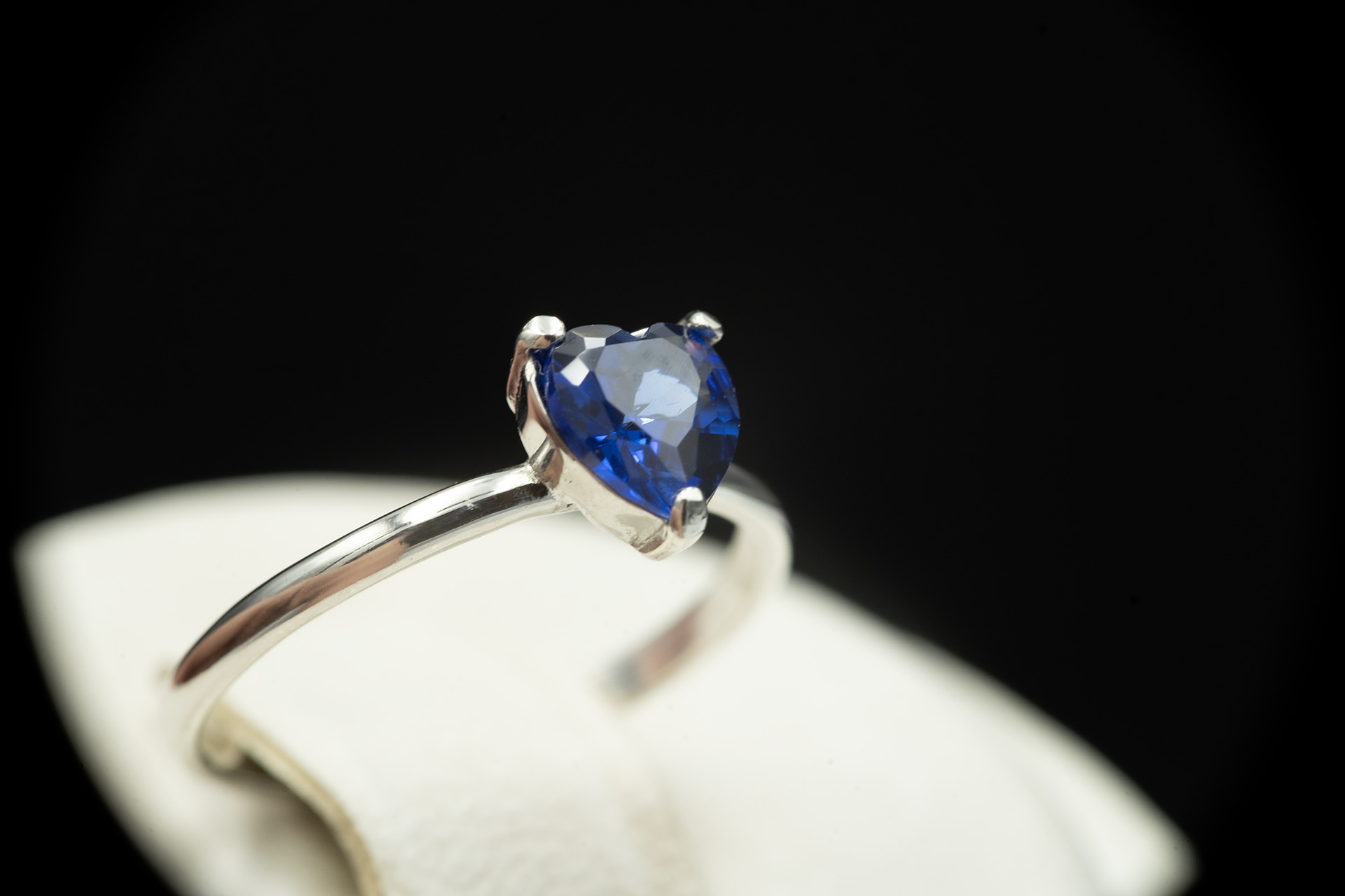 Серебряное кольцо с сапфиром