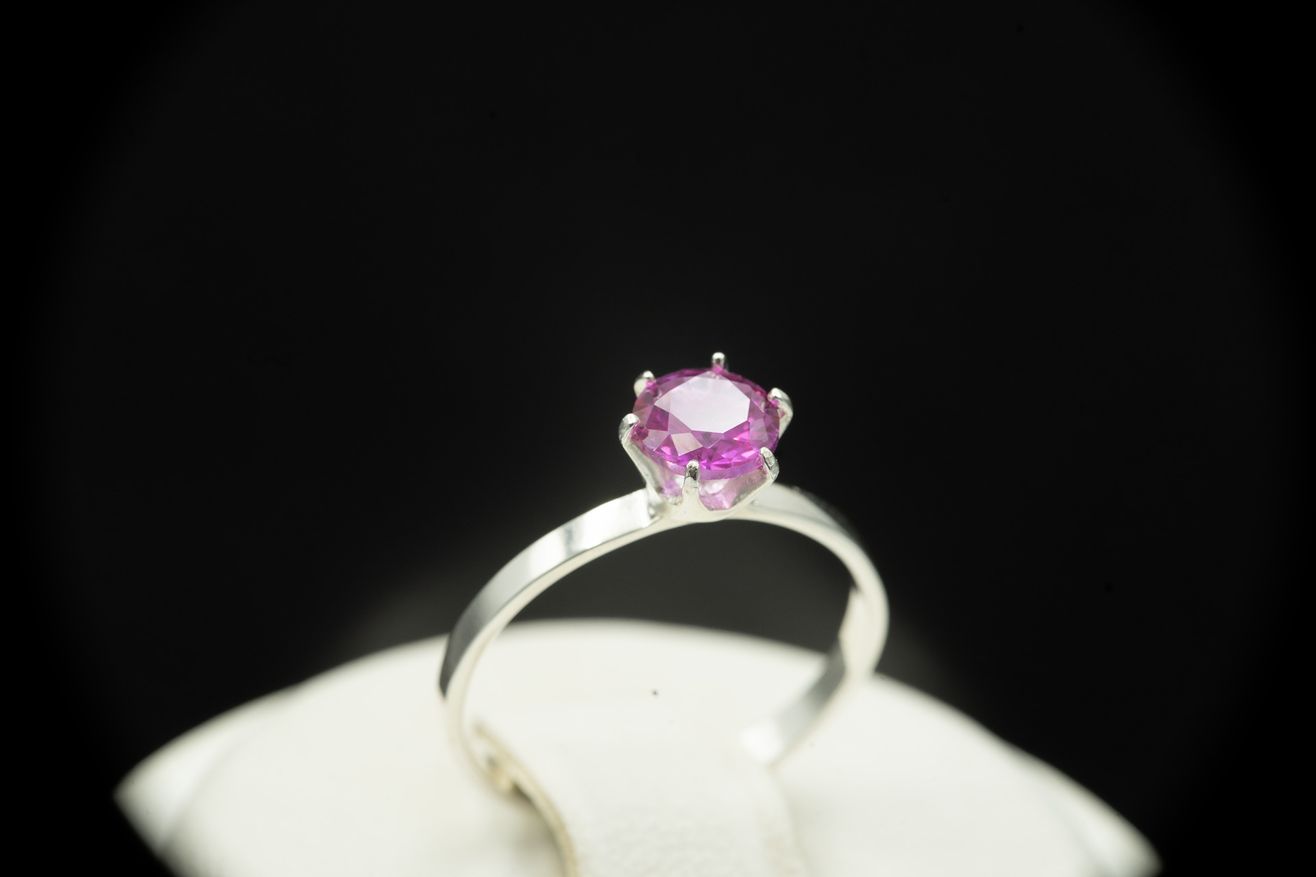 Серебряное кольцо с розовым сапфиром