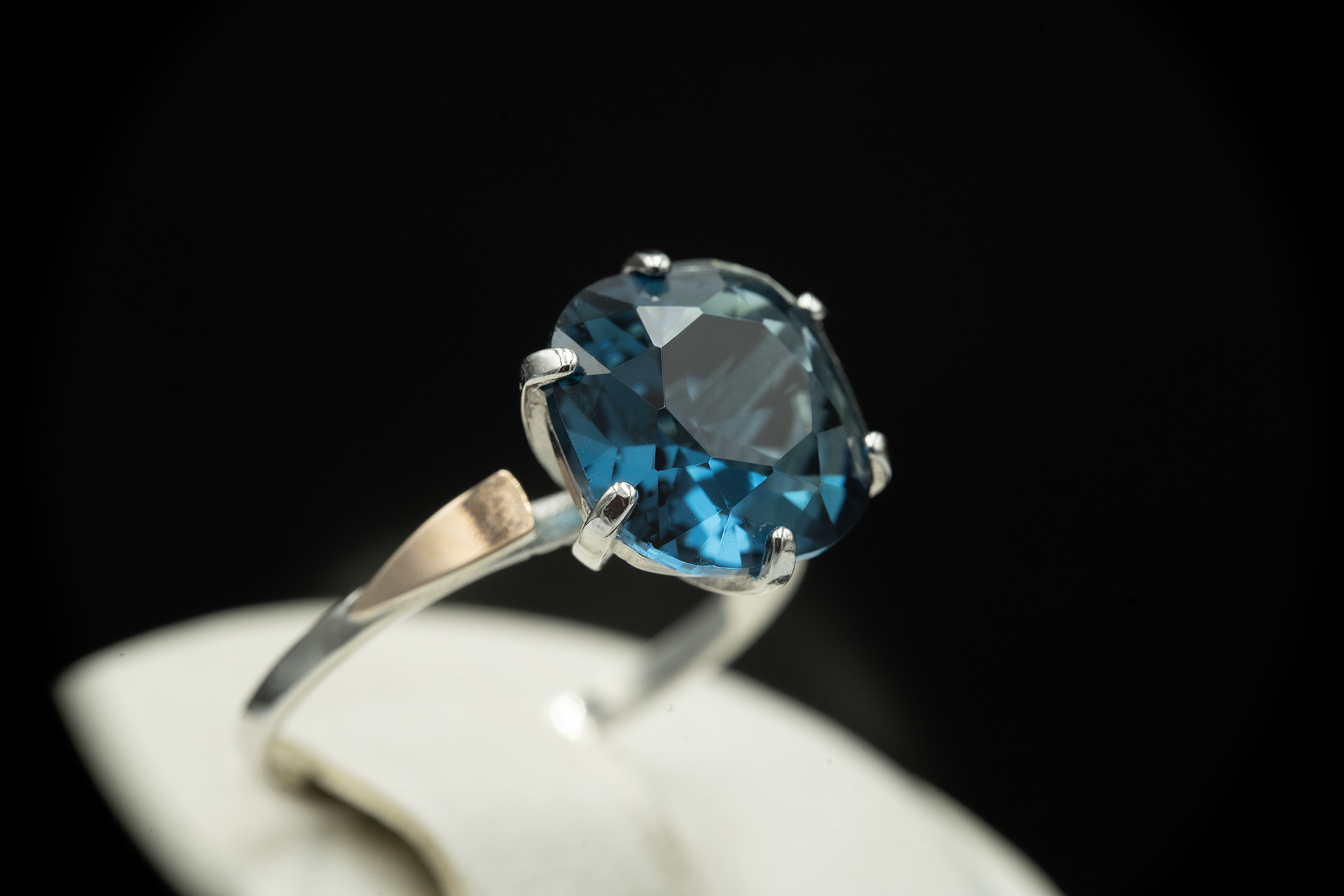 Серебряное кольцо с золотом и топазом London blue