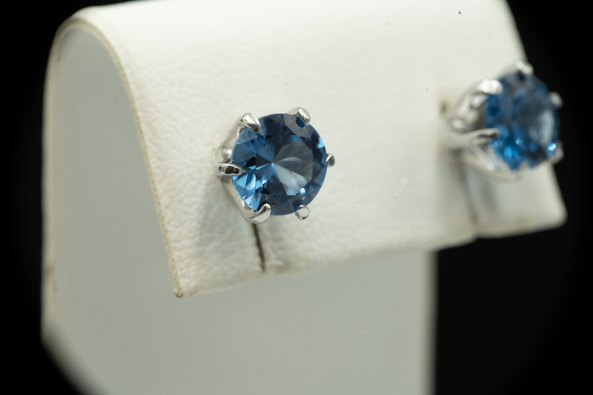 Серебряные серьги с топазом London blue