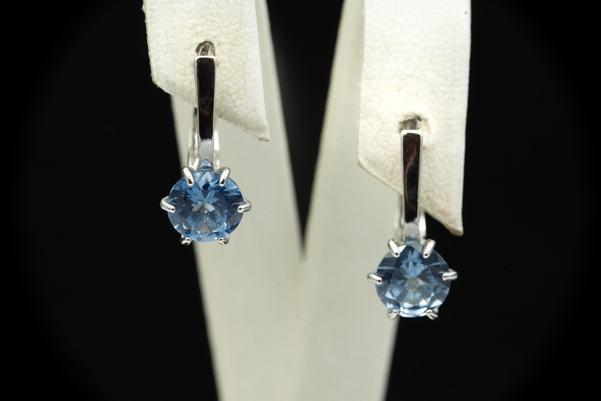 Серебряные серьги с топазом London blue